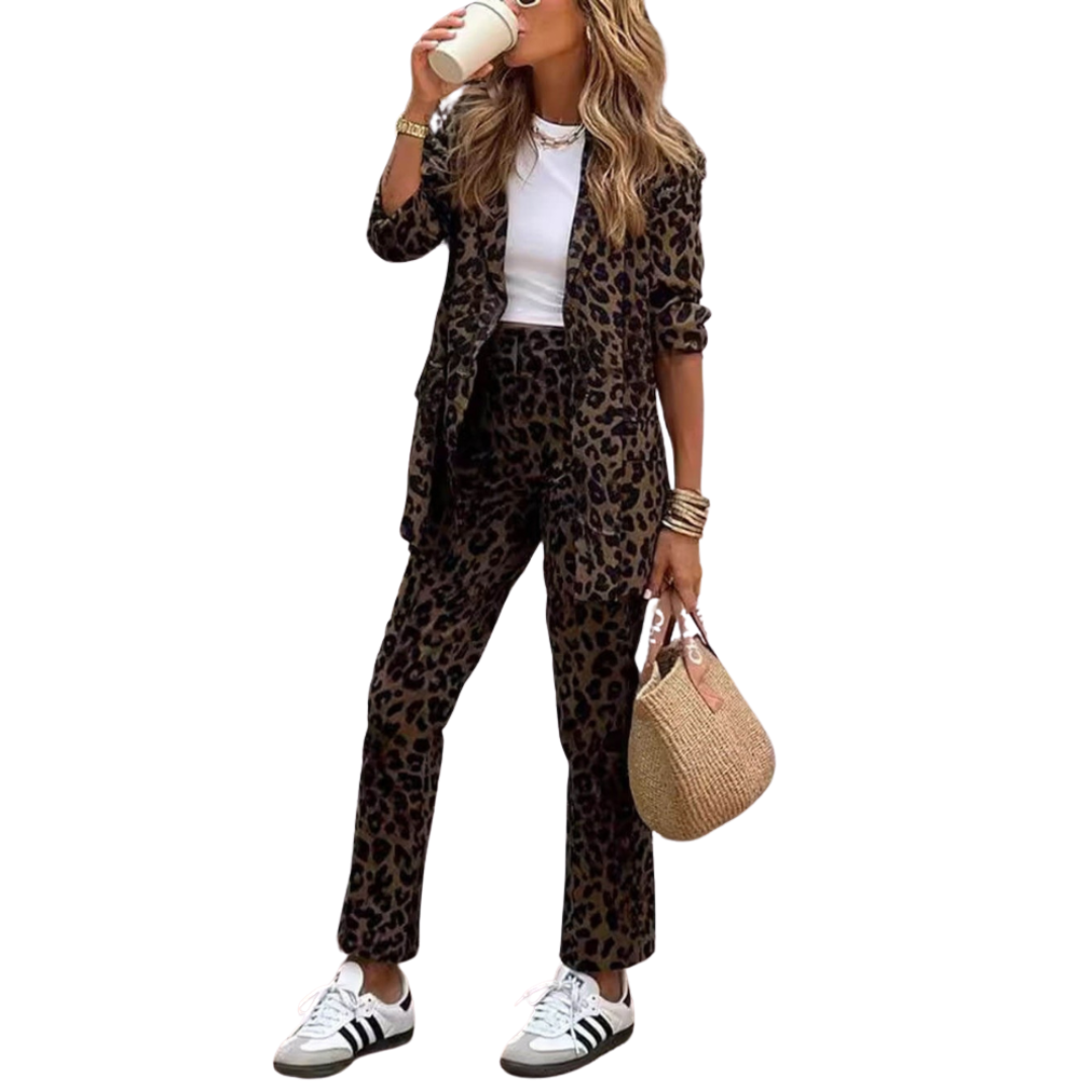 Arila - El Conjunto de Blazer y Pantalones con Estampado Leopardo