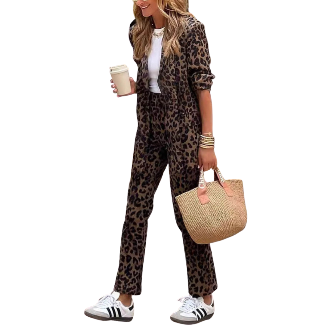 Arila - El Conjunto de Blazer y Pantalones con Estampado Leopardo